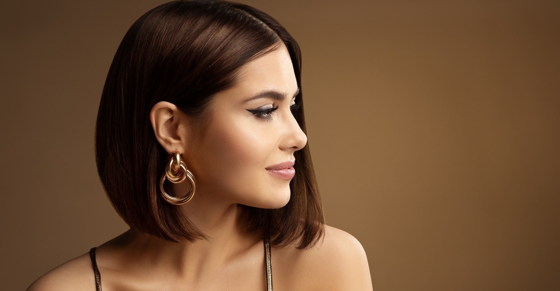 Mulher de pele clara com cabelo curto com rosto de perfil